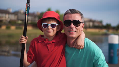 padre e hijo pescando