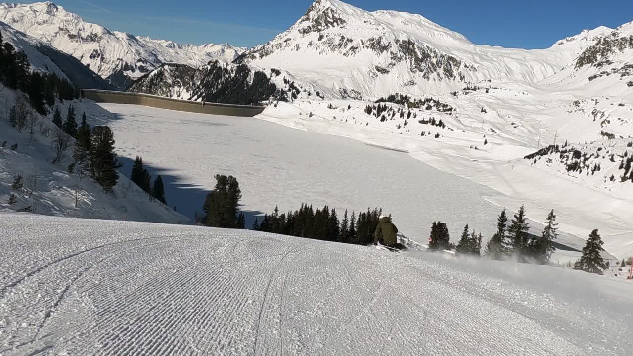 남성 스키 전문가와 함께하는 알파인 스키스키 슬로프에서 고속 스키