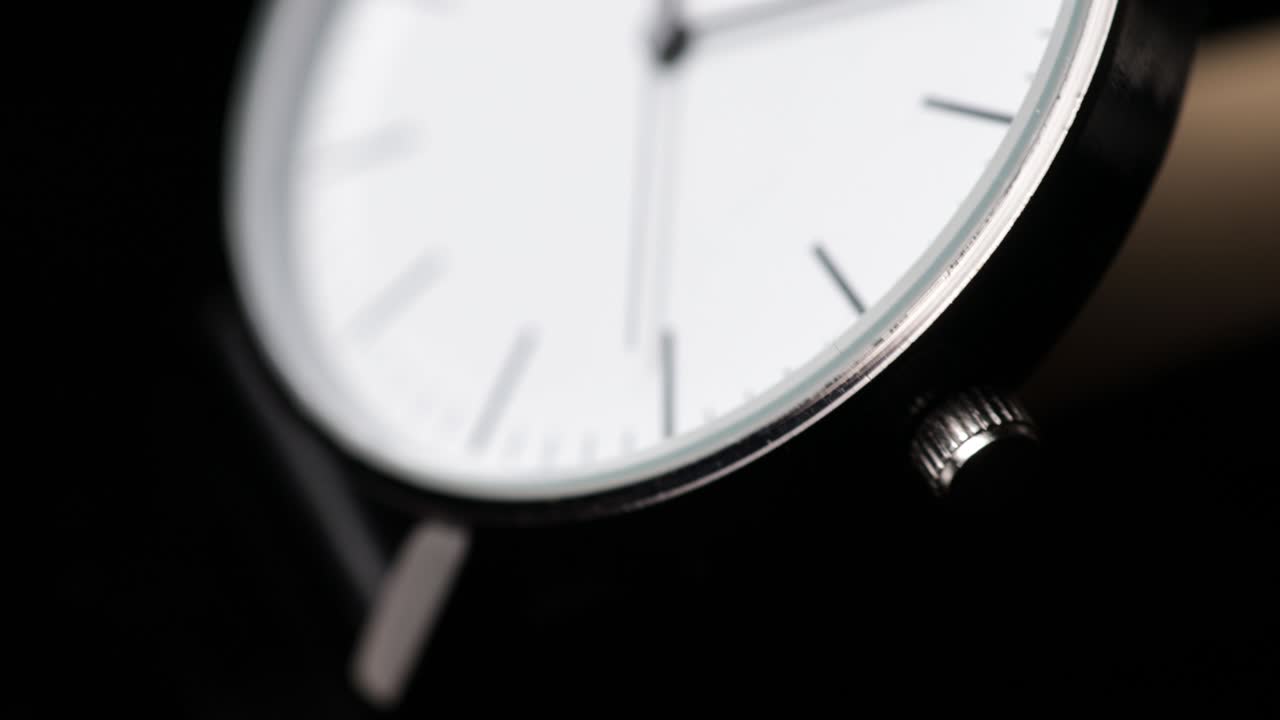 reloj de pulsera analógico blanco