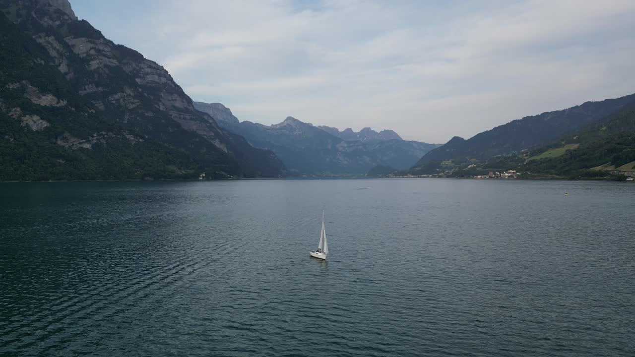 nostálgico como la escena de un yate solitario navegando en el lago walensee, suiza