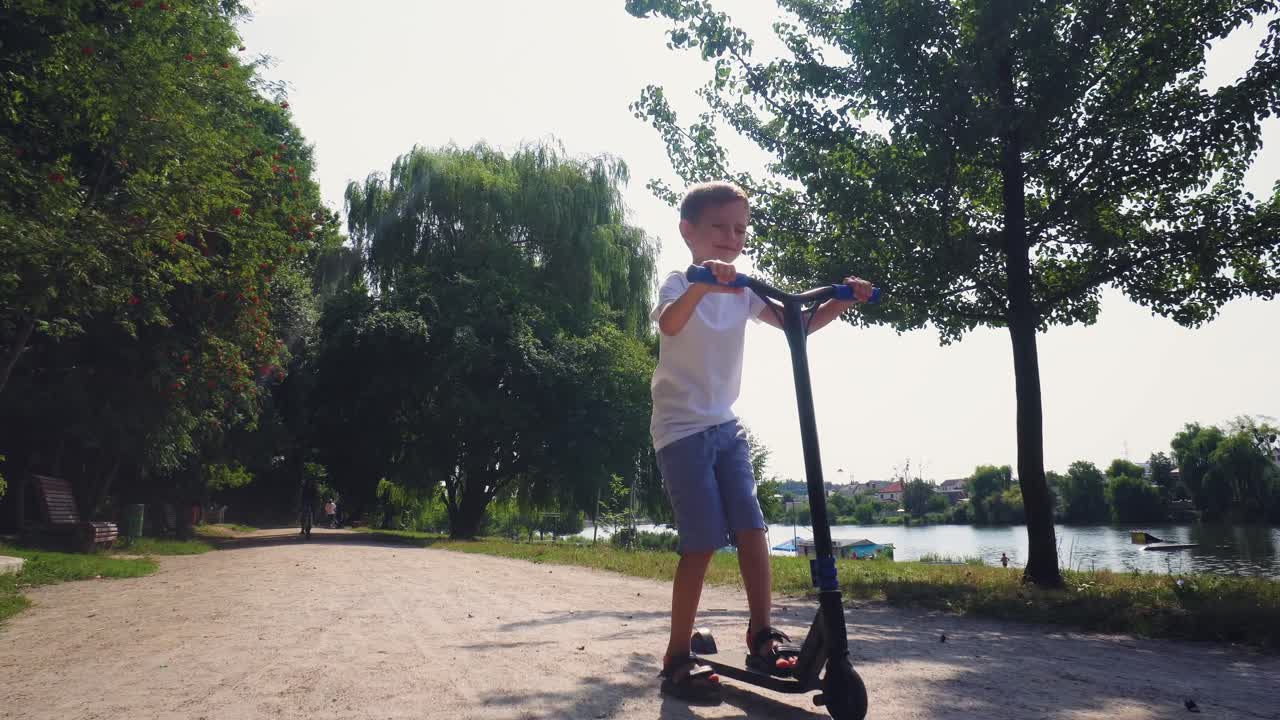 Un ragazzo va in monopattino in un parco cittadino 16