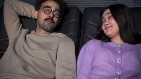 vista cercana de una pareja sentada en un cine vip.