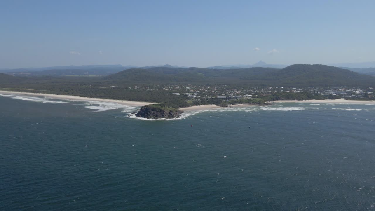 entorno verde y plácido paisaje acuático de la playa de cabarita en el noreste de nueva gales del sur, australia