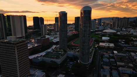 Una-Foto-Con-Un-Dron-Jib-De-Los-Paisajes-Urbanos-De-Oahu-Durante-Las-Puestas-De-Sol