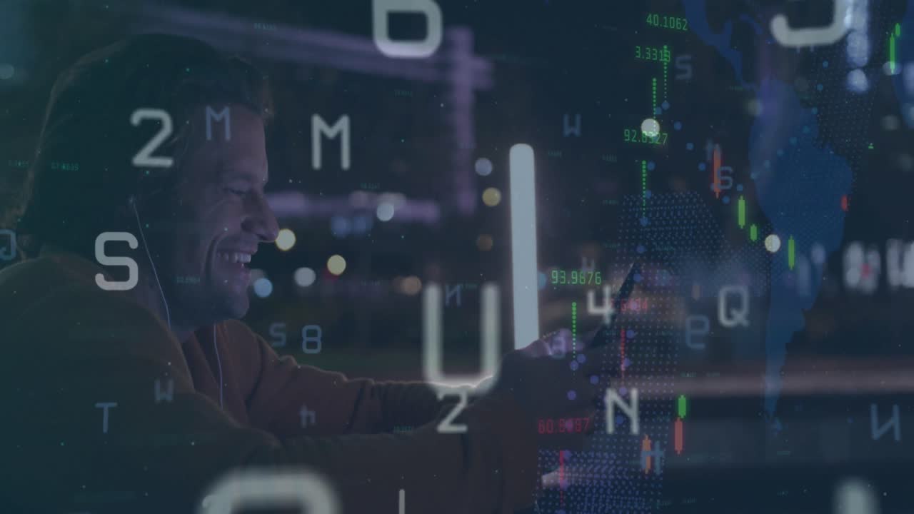 animación de procesamiento de datos financieros sobre un hombre caucásico usando un teléfono inteligente sonriendo en la calle