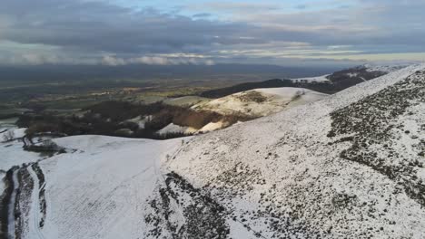 Nevado-Invierno-Campo-Montaña-Valle-Panorámico-Galés-Senderismo-Parque-Nacional-Vista-Aérea-Pan-Izquierda-Reversa