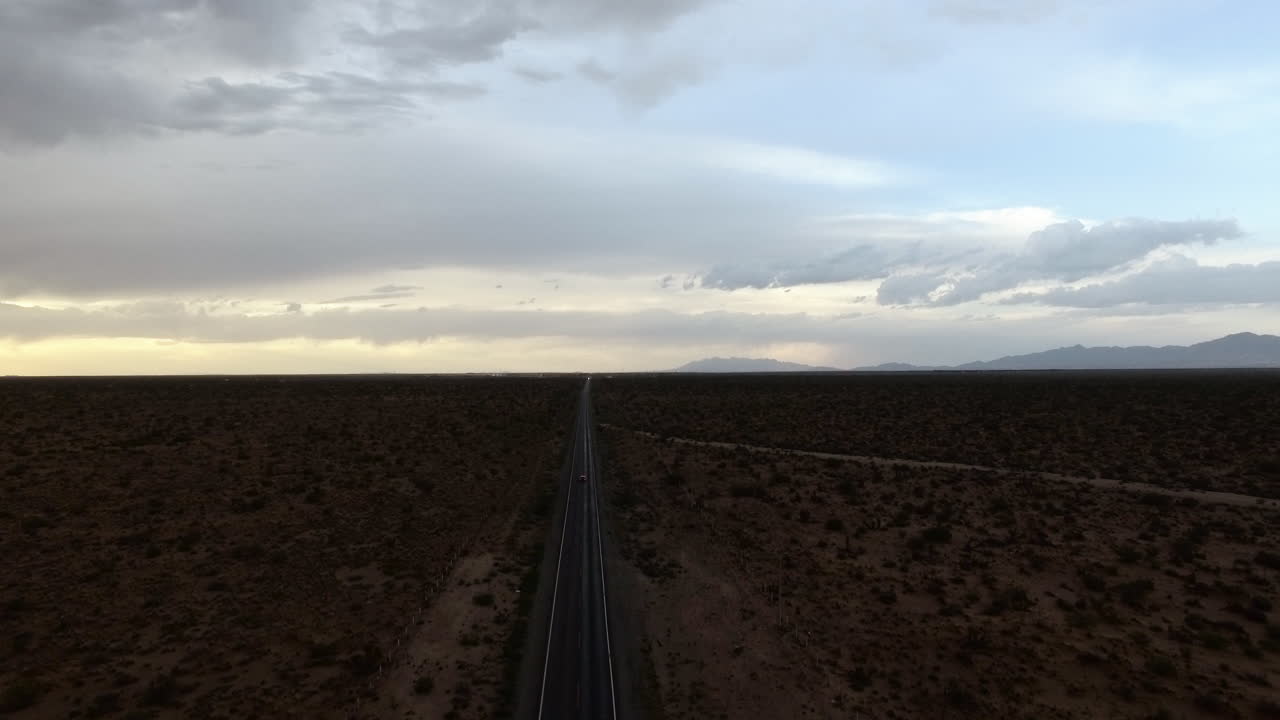 vista aérea de un camino sin fin en medio del vasto desierto
