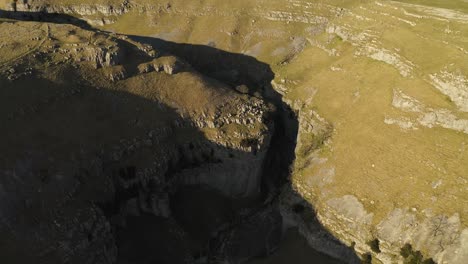 cicatriz de gordale cerca de malham en el parque nacional de yorkshire dales toma aérea de drones