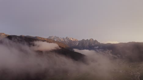 el amanecer de la montaña brumosa sobre el valle alpino