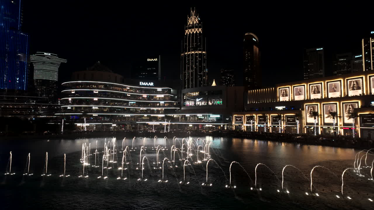 밤에 두바이 쇼핑몰의 분수