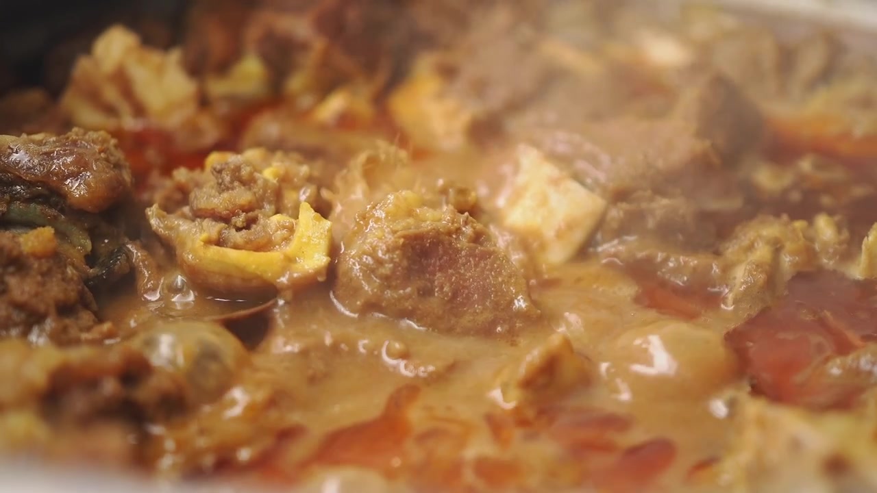 Tampilan Dekat Kari Daging Tradisional Mendidih Perlahan di Panci