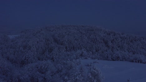 Hermosa-Colina-Nevada-En-La-Noche