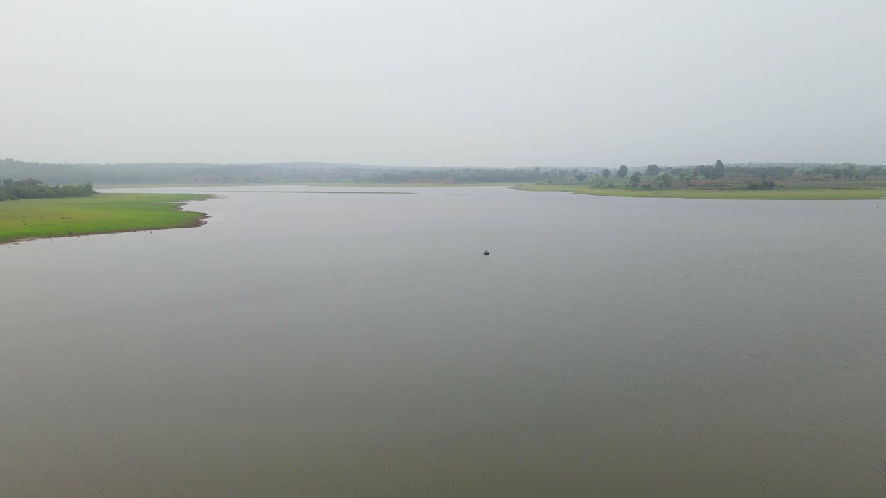 푸른 숲 산 호수 넓은 꼭대기 드론 뷰 카르나타카 마이소르