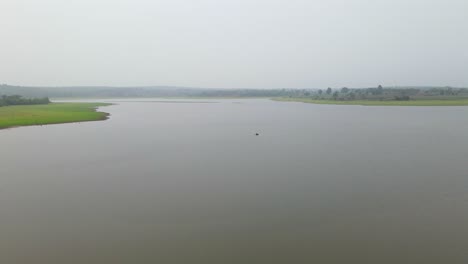 Grünwald-Bergsee-Weite-Spitze-Drohnenansicht-Karnataka-Mysore