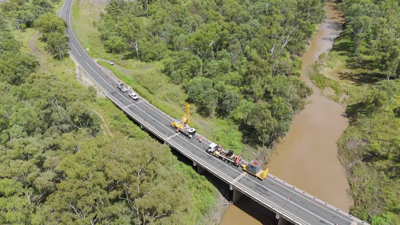 차량과 물 위의 다리 건설