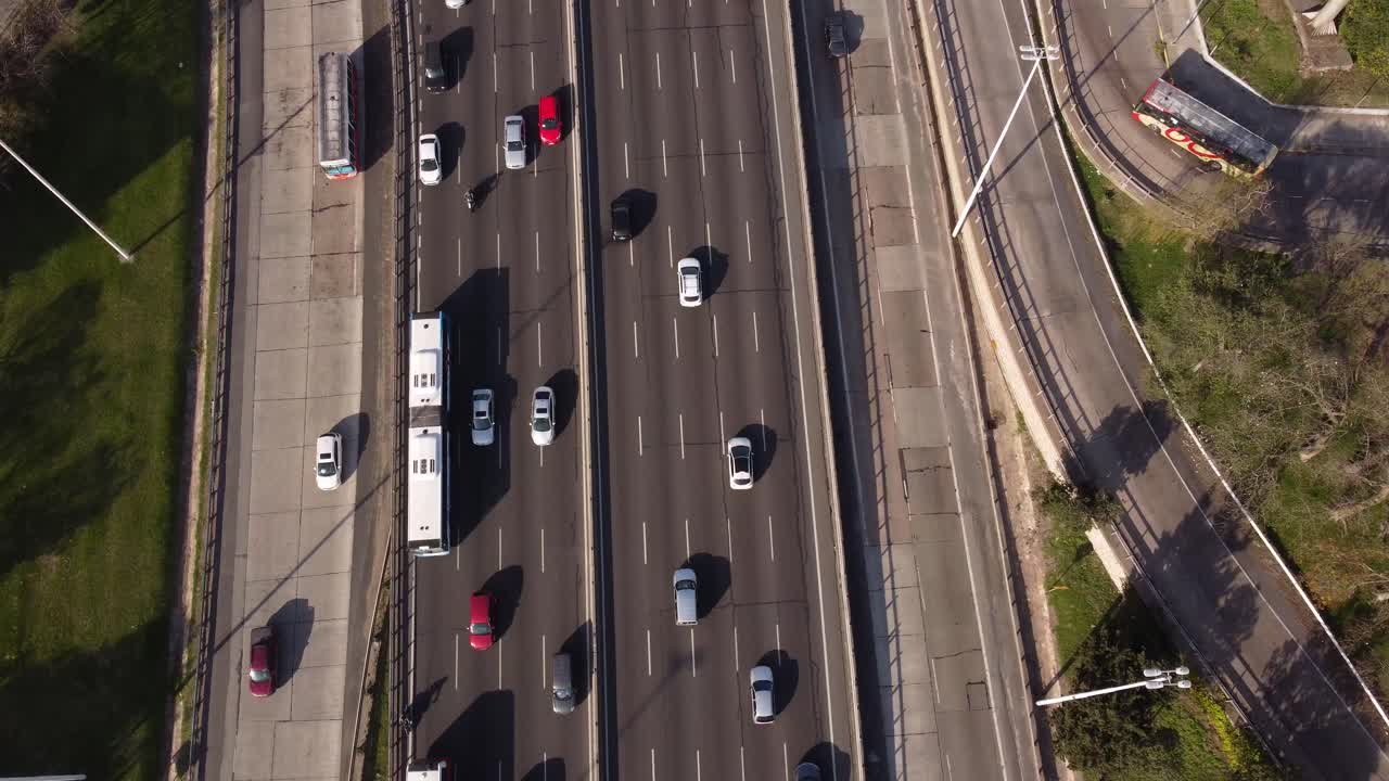 아르헨티나 부에노스 아이레스의 범아메리카나 고속도로 상공 하향식 전방