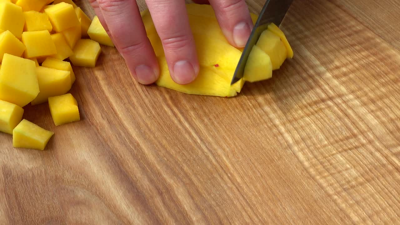 Kokken kutter biter av mango
