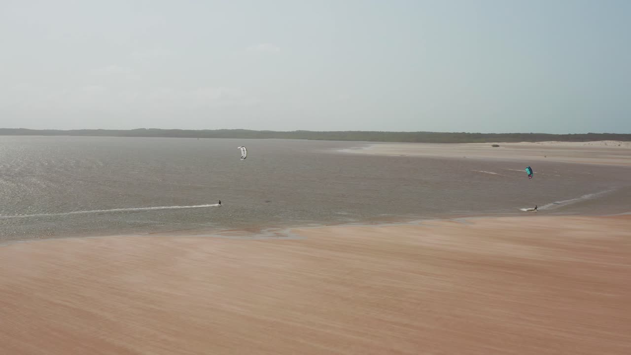 항공: 브라질 북부 파르나이바 삼각주에서 카이트서핑