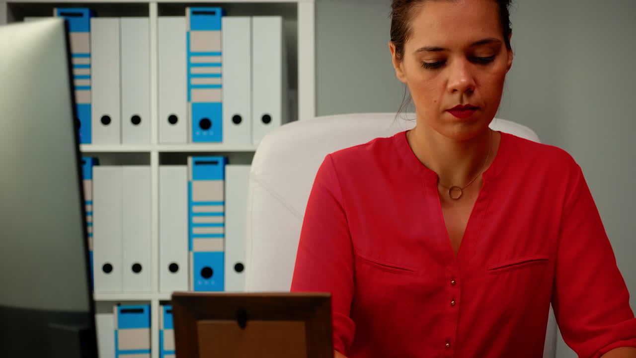 mujer mirando a cámara