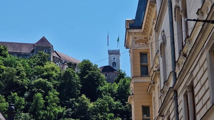 Castello di Lubiana in Slovenia. Vista panoramica dalla Città Vecchia in una soleggiata giornata estiva.