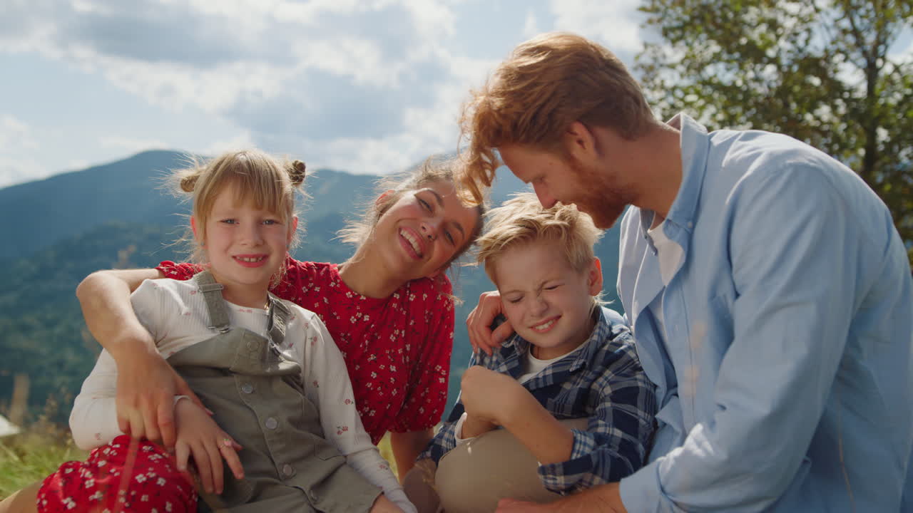 자연에서 행복한 기분을 느끼는 즐거운 가족. 부모와 함께 휴식을 취하는 부모.
