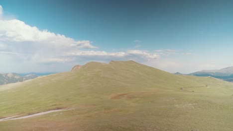 Grüne-Tundra-Landschaft-Im-Rocky-Mountain-Nationalpark