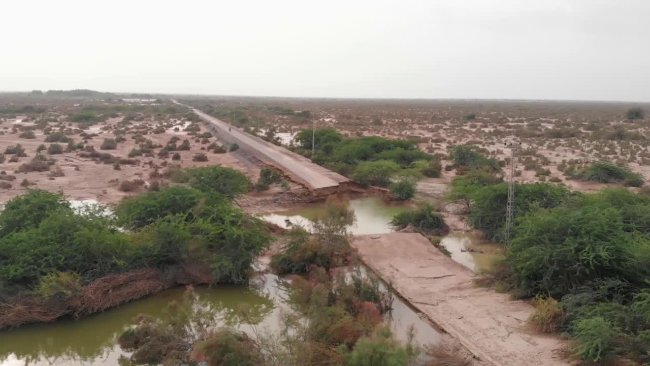 vista aérea de drones de carreteras dañadas por inundaciones en zonas rurales remotas de baluchistán