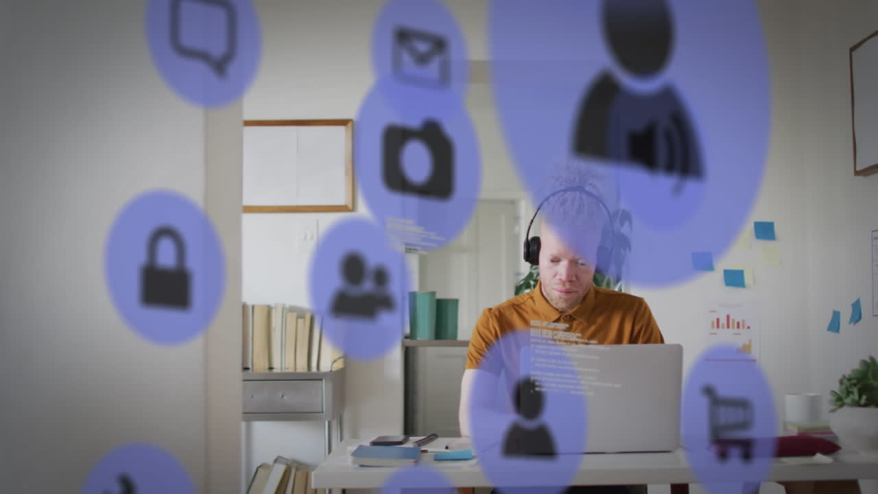 animación de iconos de los medios sobre un hombre de negocios albino afroamericano que usa una computadora portátil