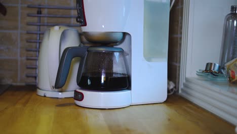 cafetera haciendo café recién hecho en un lapso de tiempo de cocina