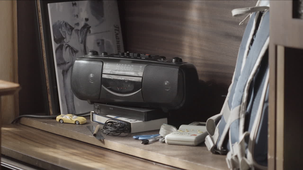 레트로 전자제품과 배을 가진 선반