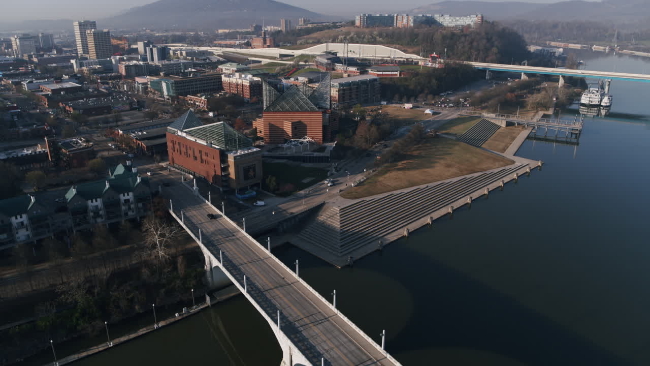 imágenes aéreas panorámicas sobre el puente de market street y el acuario de tennessee a la luz de la mañana temprano