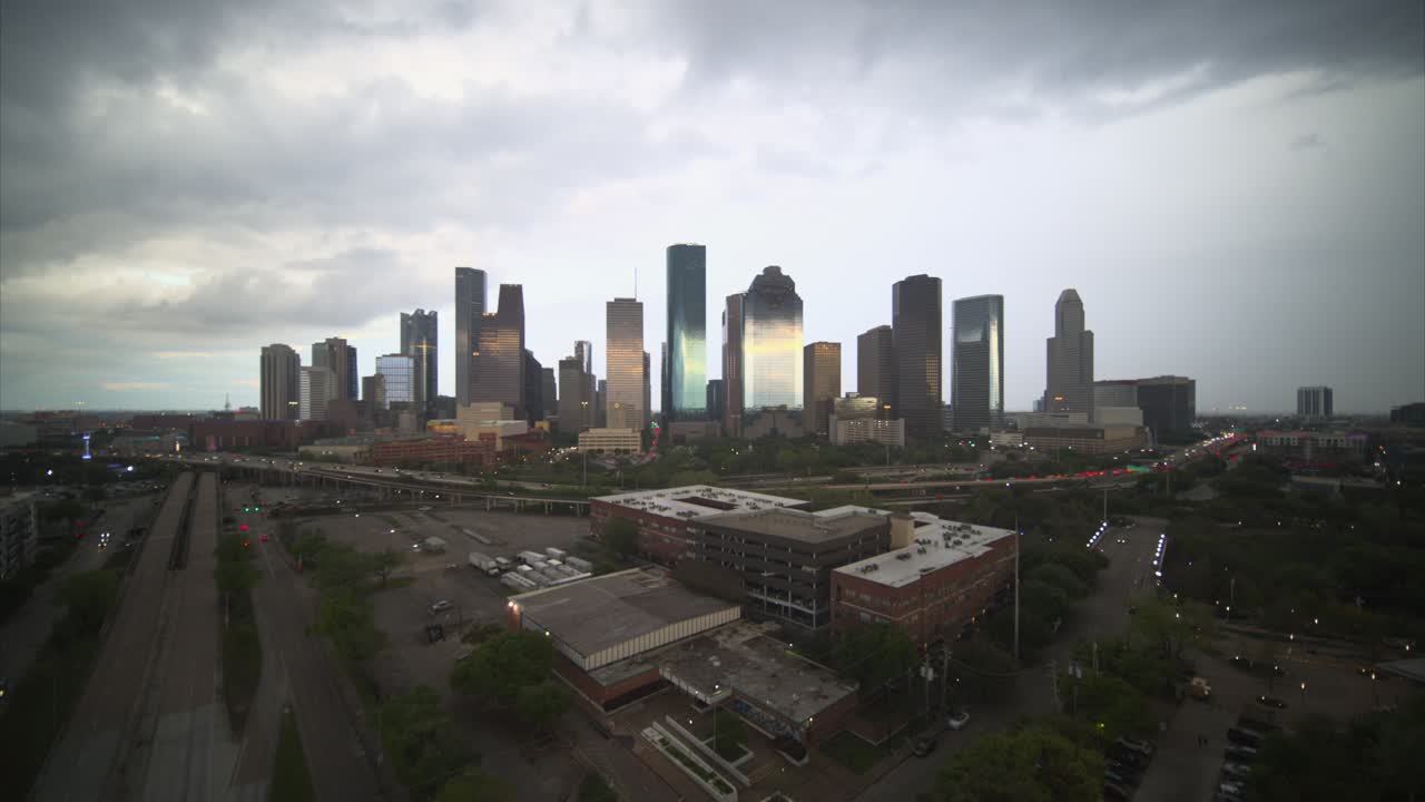 tomada de drone de gran ángulo del centro de houston, texas