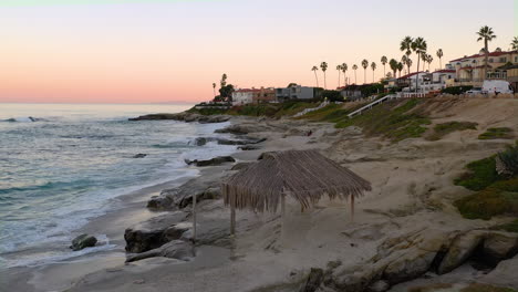 Windansea-Surf-Shack-In-La-Jolla,-Kalifornien