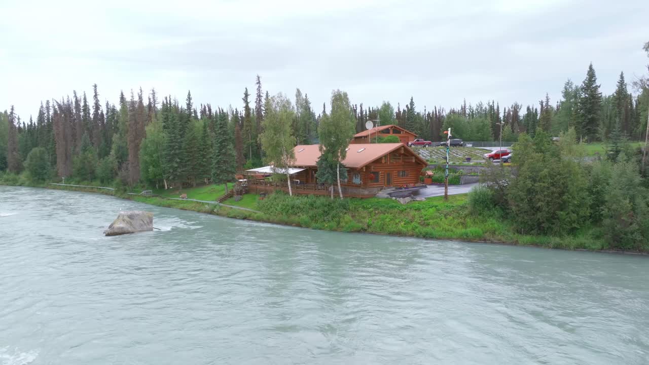 съемка с воздуха хижины у реки кенай на аляске
