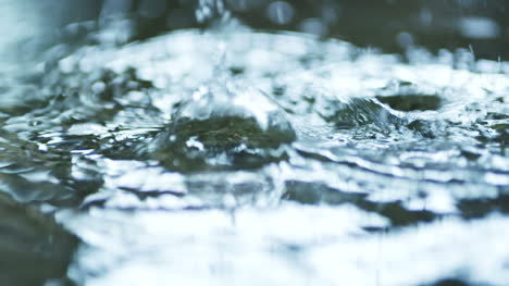 Regen-Auf-Der-Wasseroberfläche