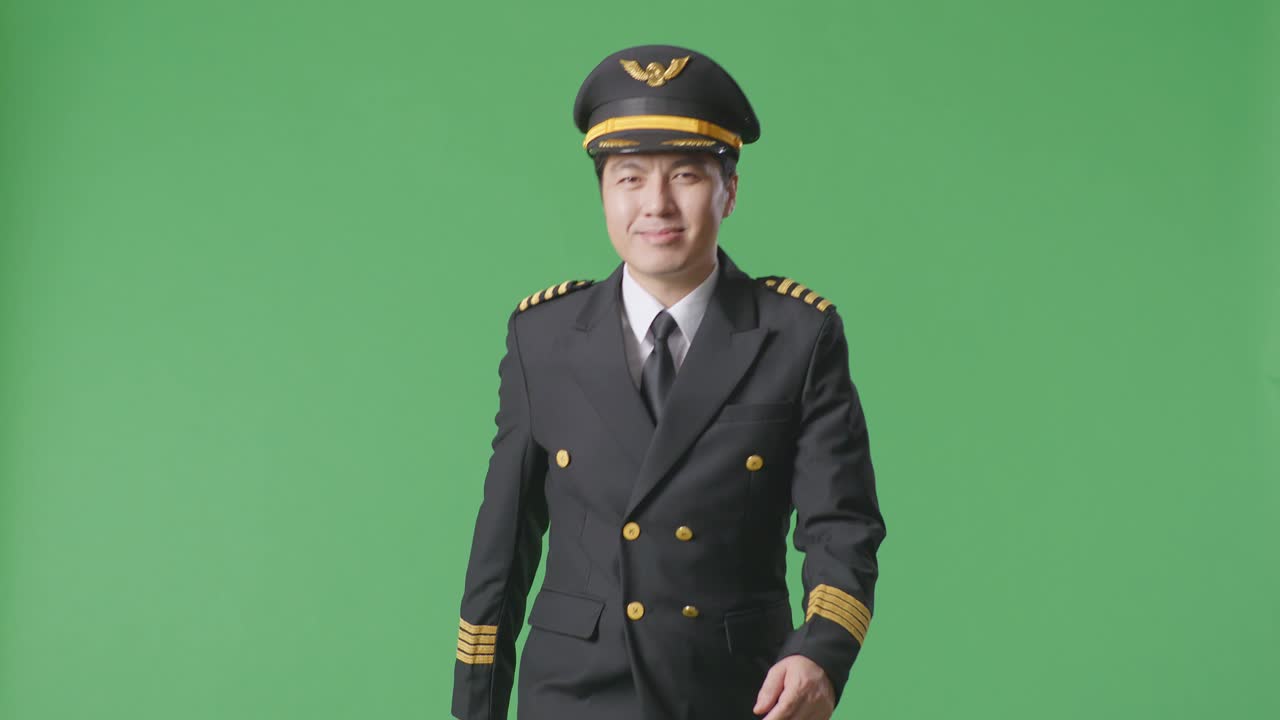 Pilota in uniforme su schermo verde