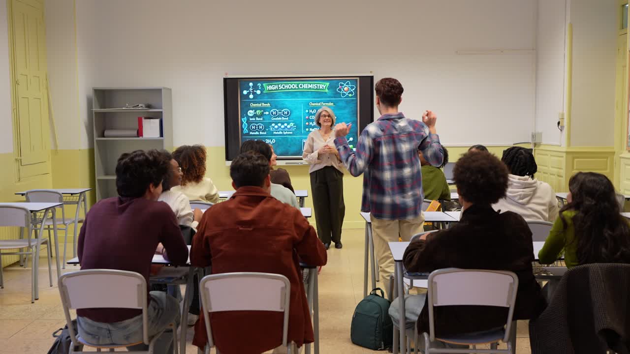 Insegnante di chimica delle scuole superiori con studenti in aula