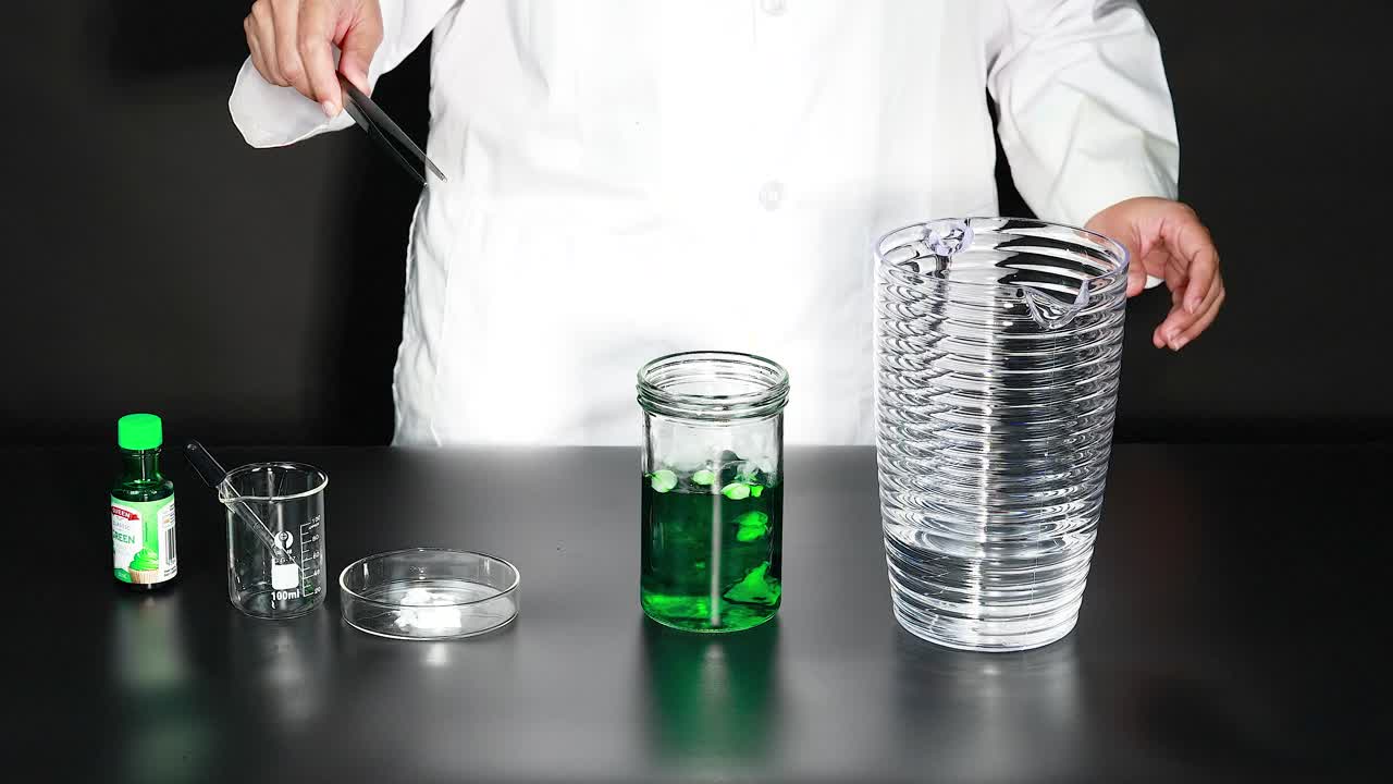 건조한 얼음과 액체를 사용하여 거품을 만드는 것.