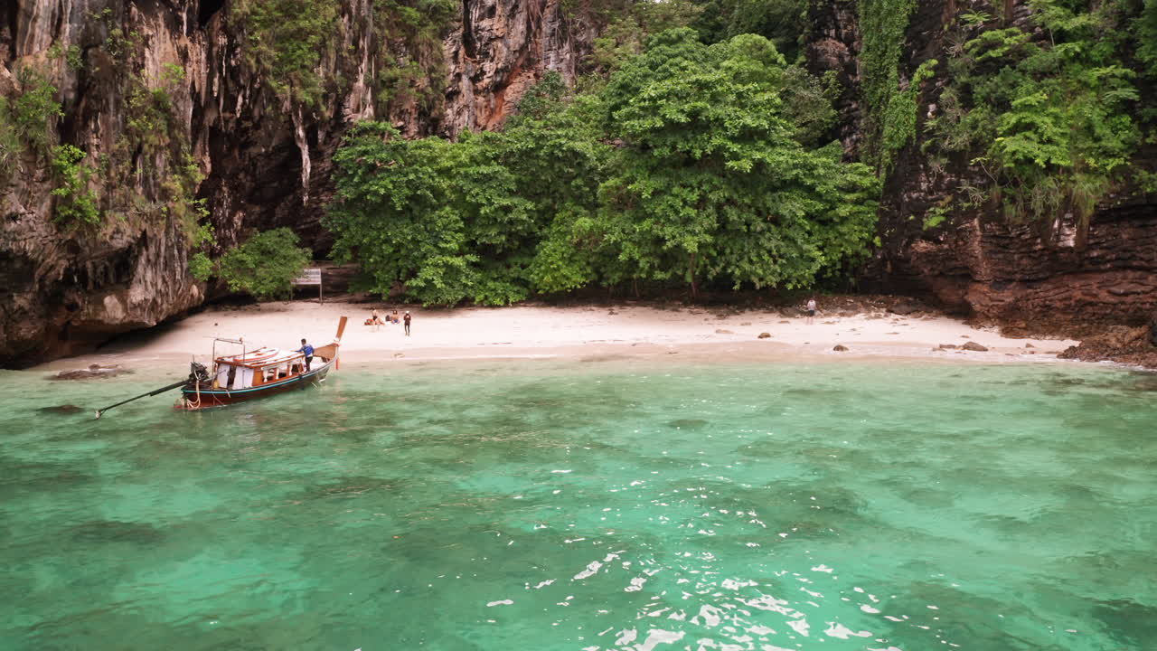 Ripresa aerea di una spiaggia mozzafiato a Krabi, Thailandia