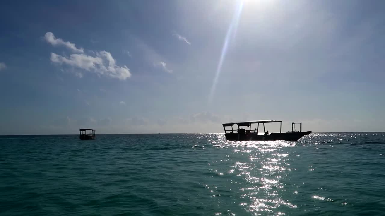 화창한 날 물에 정박한 배들이 열린 바다에서 항해하다