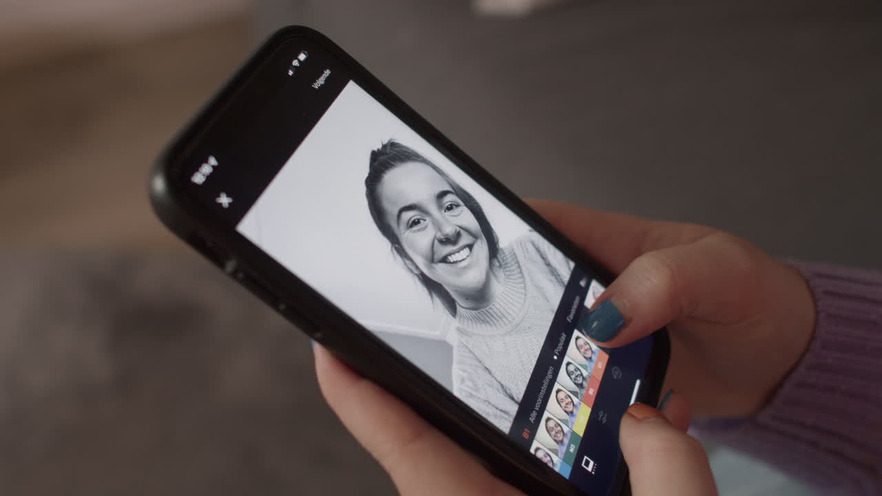 chica insegura editando sus selfies en instagram, primer plano