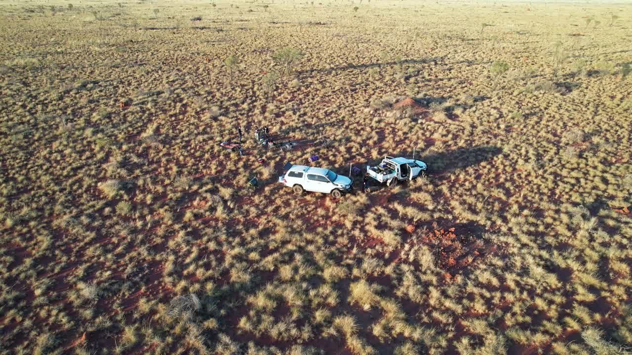 imágenes aéreas de inversión y aumento de dos automóviles