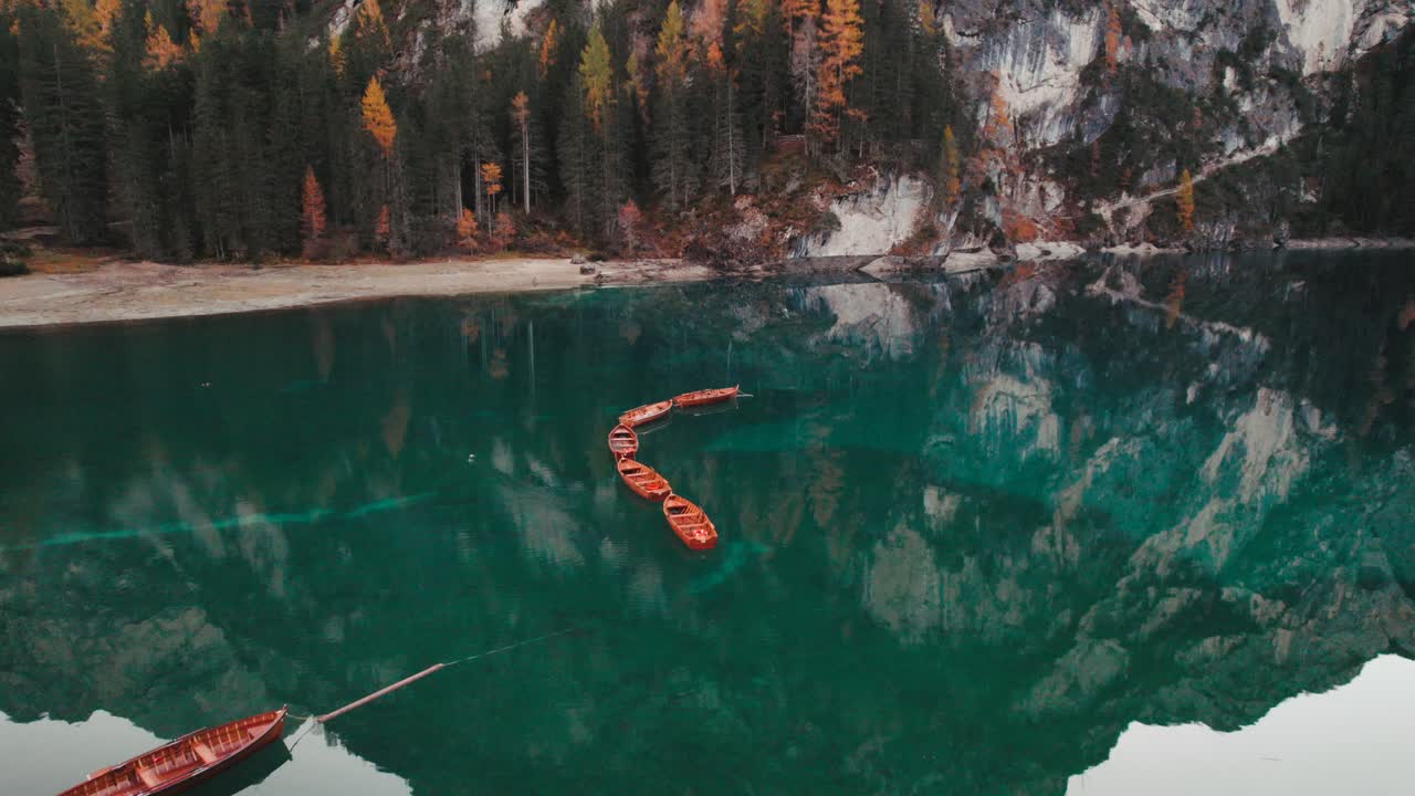 4k otoño drone aéreo lago di braies pragser wildsee dolomitas italia 2022