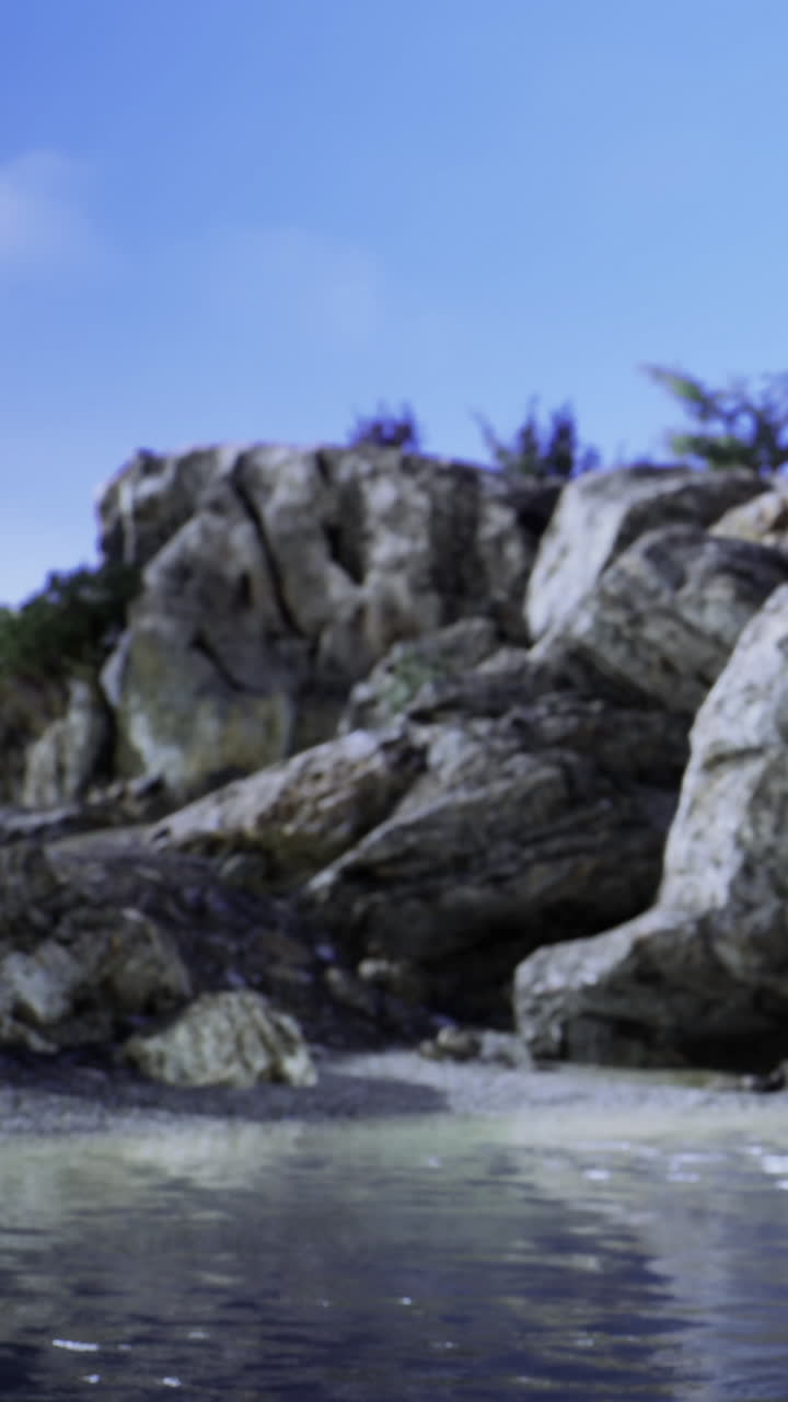 Rocce e costa sotto la luce intensa del giorno vicino all'oceano con cielo sereno