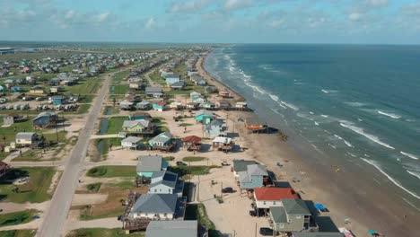 Vista-Aérea-De-Casas-En-La-Playa-Del-Lago-Jackson-Frente-Al-Golfo-De-México-En-Texas