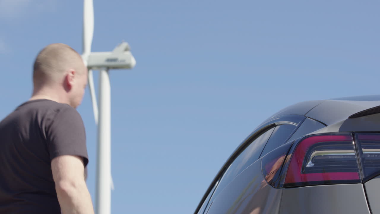 소유자는 전기 자동차의 플러그를 뽑고 운전할 준비를 합니다.