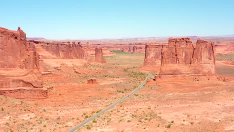 Antena-4k-De-Formaciones-Rocosas-En-Un-Paisaje-Desértico---Parque-Nacional-Arches,-Utah,-Estados-Unidos