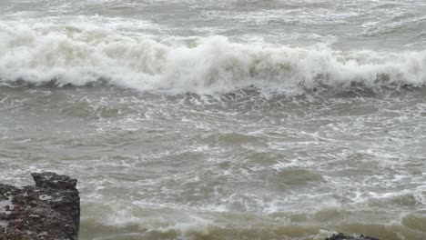 大波浪撞擊被遺棄的混凝土海岸防<unk>建築廢墟在暴風雨的天氣