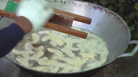chips de plátano crujientes - plátano en rodajas frito o al horno