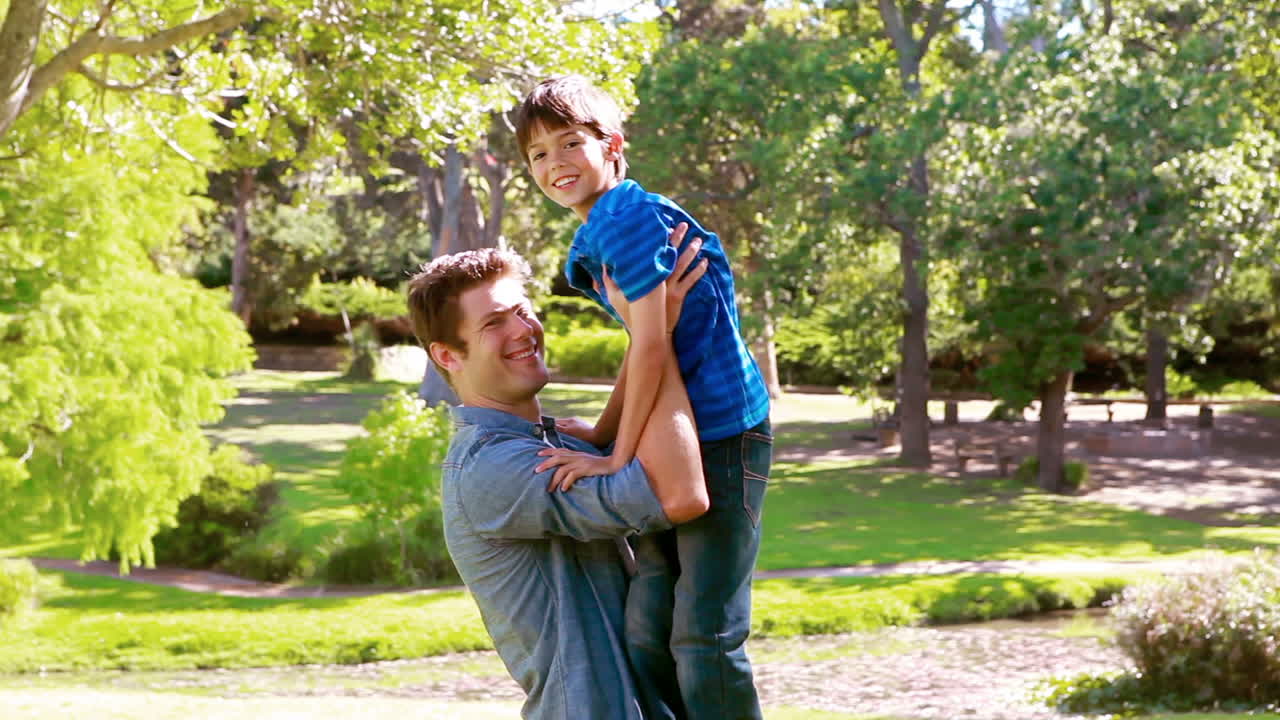 un hombre criando a un niño.